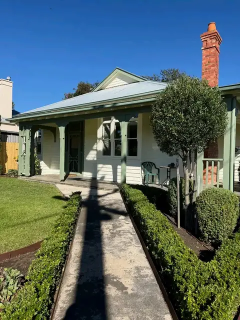 Clipped box hedges and topiary at a heritage home (2 of 4)